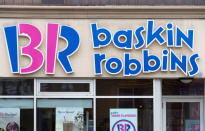 <p>Hierzulande kann man nur in den Geschmack von Baskin-Robbins-Eiskaffee kommen, wenn man auf einem Militärstützpunkt der US-Armee arbeitet – sonst gibt es die Eiscafés der Kette in Deutschland nicht. In den USA betreibt das Unternehmen, das zu Dunkin’ Donuts gehört, über 7.700 Läden. (Foto: Getty) </p>