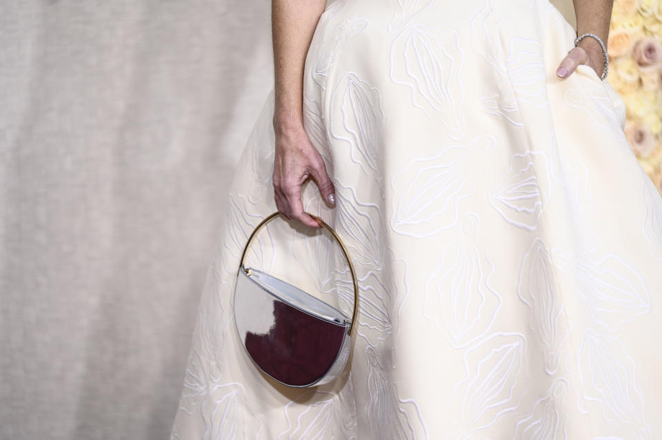 Vulven oder Pfingstrosen? Bei den Golden Globes sorgten Details auf dem Kleid der Schauspielerin Gillian Anderson für jede Menge Aufmerksamkeit. (Foto: Getty Images)