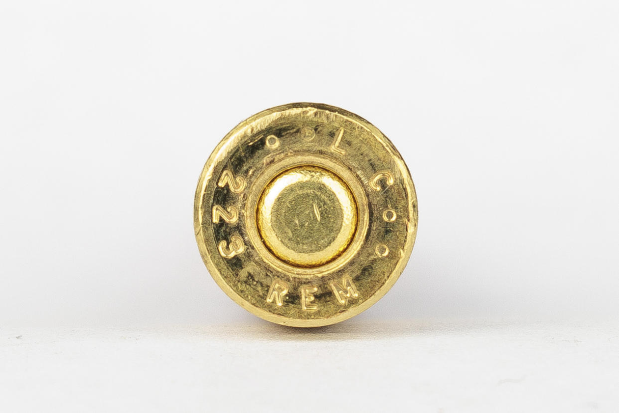 Una bala Winchester .223 FMJ de 55 granos con un sello en la cabeza que dice “LC”, el cual se refiere a la Planta de Municiones del Ejército Lake City ubicada en Misuri, en Pollock Pines, California, el 3 de julio de 2023. (Max Whittaker/The New York Times)