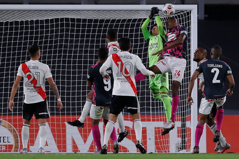La noche histórica en la que Enzo Pérez fue arquero de River; el mendocino ocupó la valla frente a Independiente Santa Fe, por la Copa Libertadores