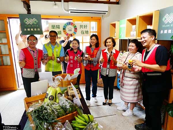 蘭陽原創館深耕在地與二十家合作夥伴攜手打造了全台首間都會原民通路永續概念店，縣長林姿妙參觀永續概念店產品。「蘭陽永續、共好在地」。（記者董秀雲攝）