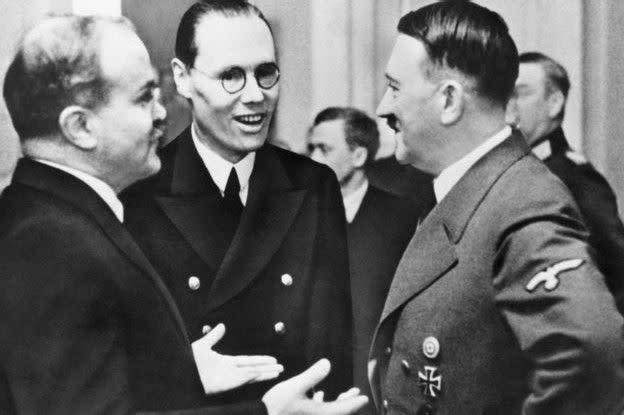 照片日期不詳，蘇聯外長莫洛托夫（左）和希特勒在一起