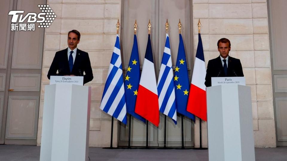 2人28日於法國總統府舉辦聯合記者會。（圖／AP）