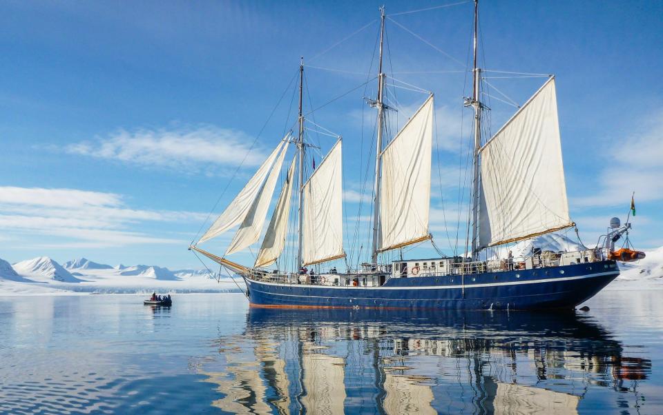 Sail around North Spitsbergen during your time in Svalbard