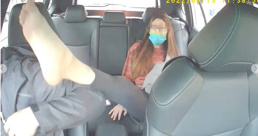 女乘客把腳伸給司機聞。（圖／翻攝自臉書／Tesla model3 多元計程車）