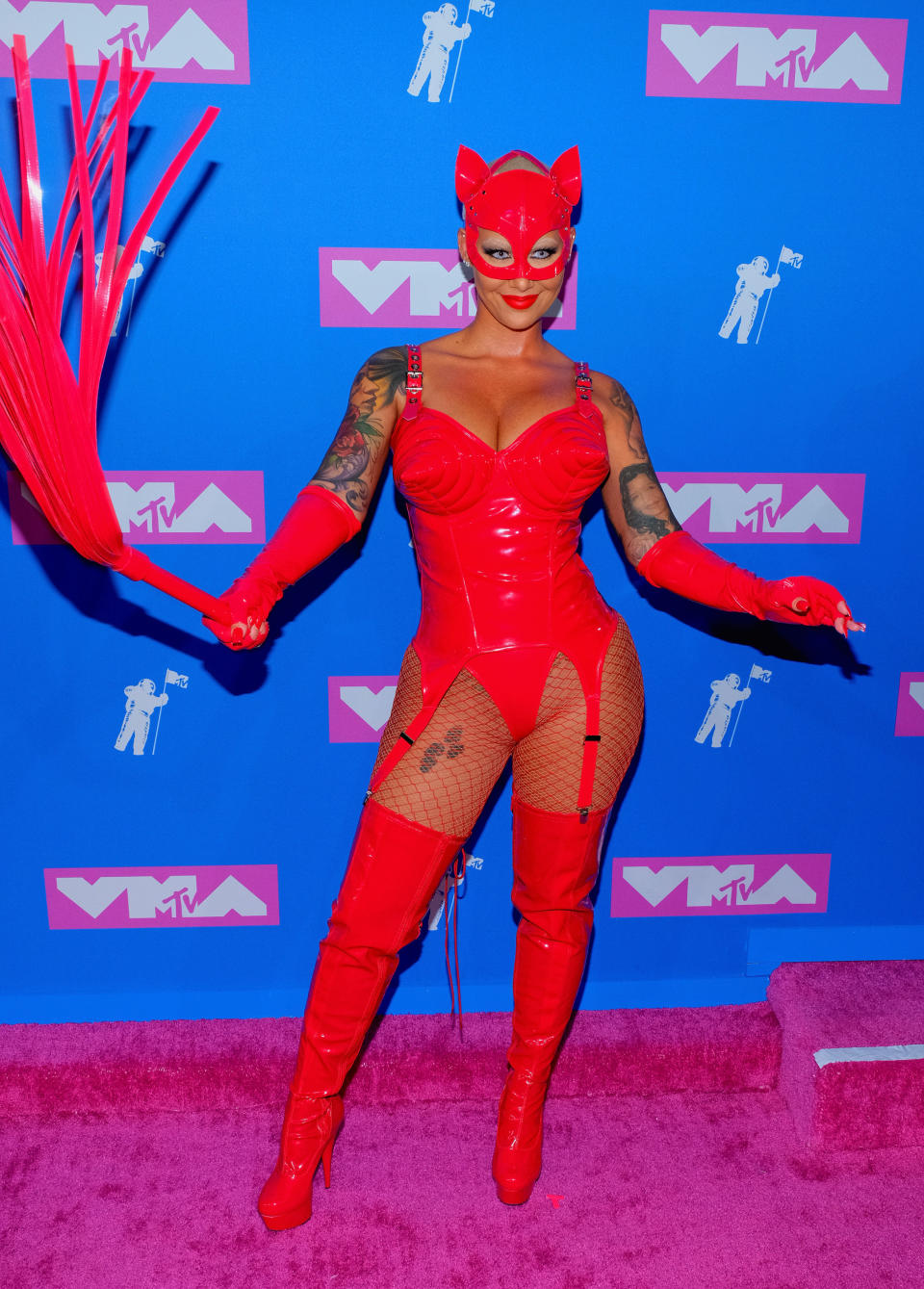 <p>Amber Rose entschied sich für ein Domina-inspiriertes Outfit, inklusive Peitsche und Teufelsmaske. Quelle: Getty </p>