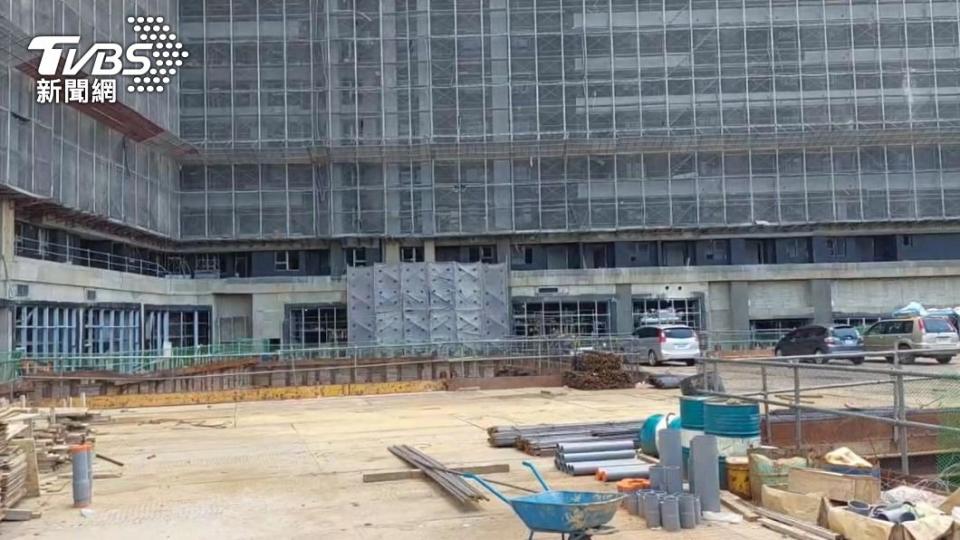 桃園青埔特區一處新建案引發安全疑慮。（圖／TVBS）