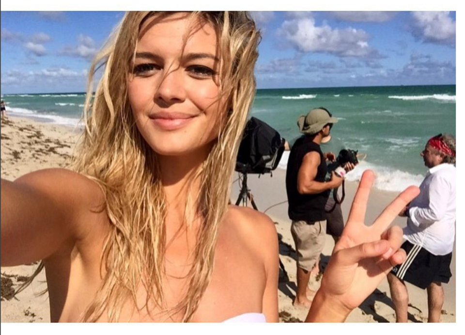 Guapísima, Kelly Rohrbach se sacó una selfie mostrando su felicidad y el set detrás de escenas.