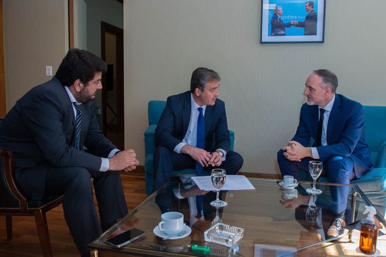 El ministro de Justicia y DDHH de la Nación, Martín Soria, recibe junto al secretario de Justicia, Juan Martin Mena, a Martín Doñate, nuevo representante del Senado ante el Consejo de la Magistratura.