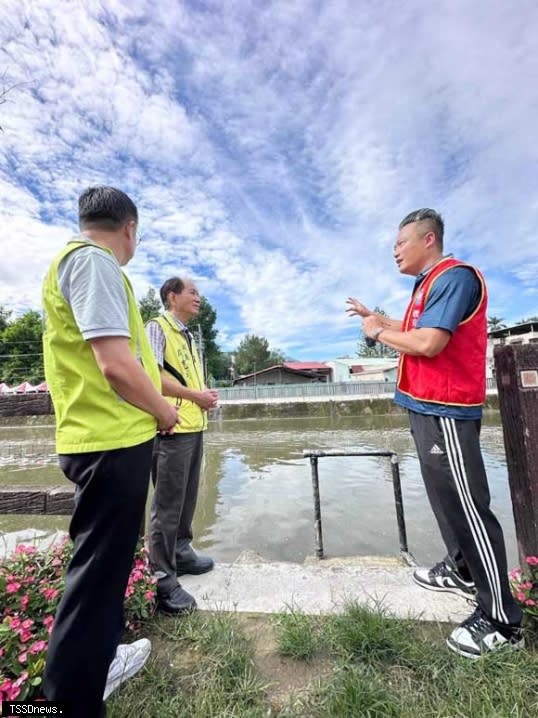 讓親子認識生活週邊的水域環境降低遊憩安全風險。(公所提供)