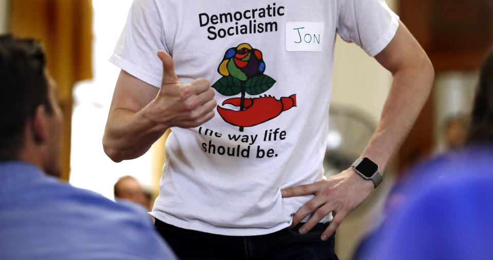 Un activista demócrata socialista porta una camiseta promocional de su movimiento en un encuentro político en Maine en julio de 2018. (AP)