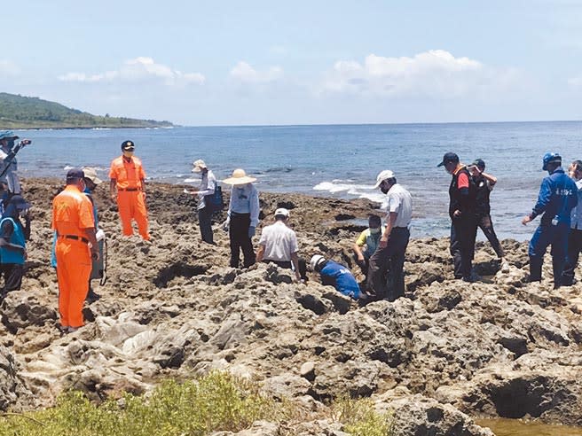 針對中油洩油汙染恆春海域，墾管處6日會同多單位視察清油汙狀況。（謝佳潾攝）