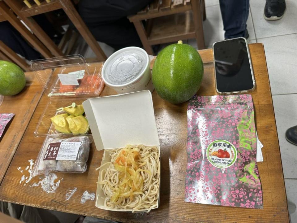 品嘗大內的酪梨風味餐。（記者張淑娟攝）