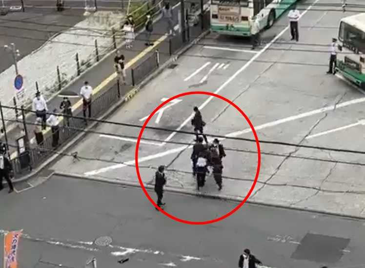 疑似槍手被壓制的照片。（圖／翻攝自推特／@ishiken_bot）