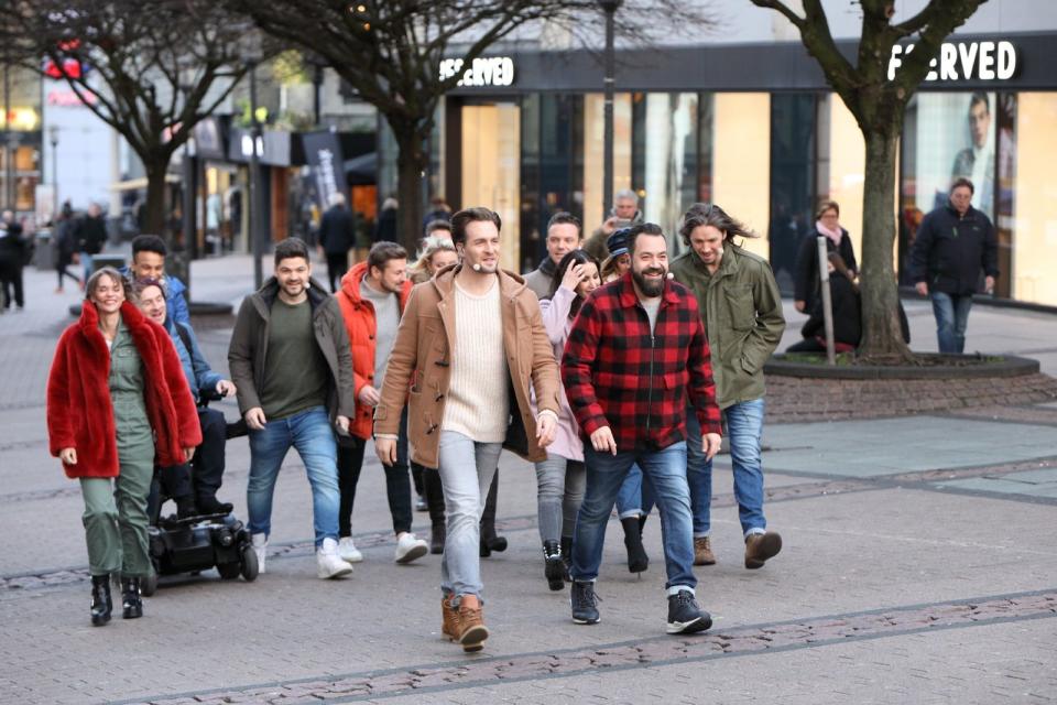 Gemeinsam wandern Jesus (Alexander Klaws, vorne links) und Petrus (Laith al Deen, vorne rechts) mit den anderen Jüngern durch die Essener Innenstadt. (Bild: RTL / Frank W. Hempel)