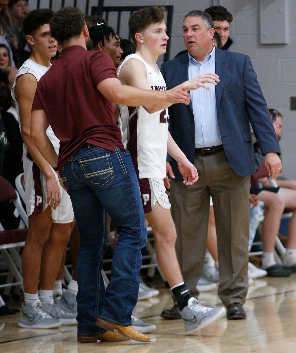 Pocola coach Derek Barlow (right) chats with his team in the remaining seconds of the District 5 Championship against Sallisaw Central on Feb. 19, 2022.