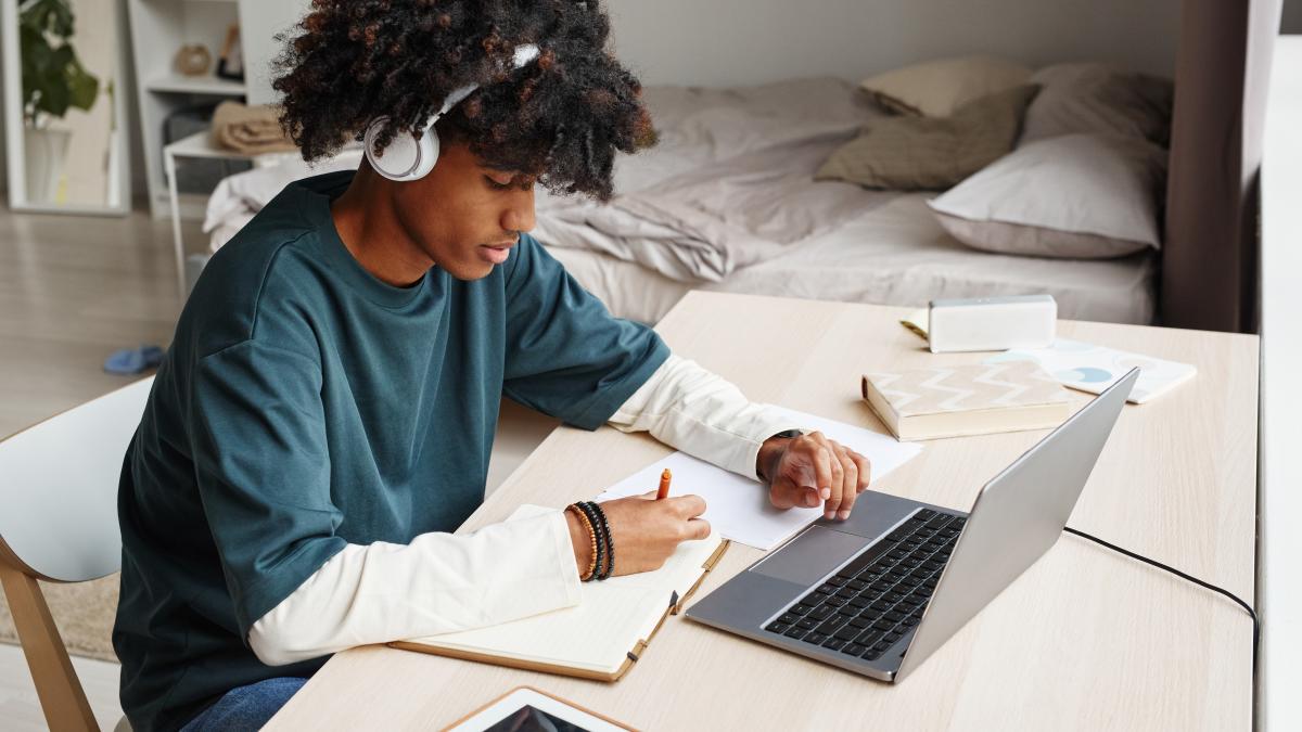 7 Dorm Room Gadgets You Need for College