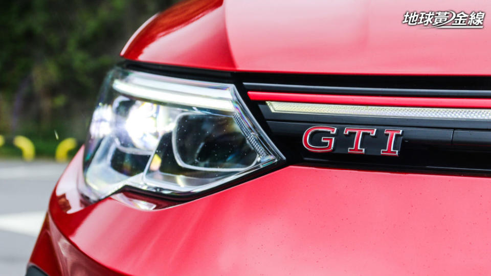 水箱護罩GTI嵌飾也是Golf GTI演進45年來不變的特徵。(攝影/ 陳奕宏)