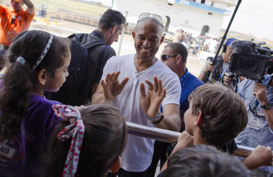 Mariano Rivera former New York Yankees baseball great, talks to children during a visit to the Miraflores Locks at the Panama Canal in Panama City, Friday, March 14, 2014. The New York Yankees and the Miami Marlins will play on March 15-16, in the "Legend Series" to honor the recently retired Rivera. (AP Photo/Tito Herrera)