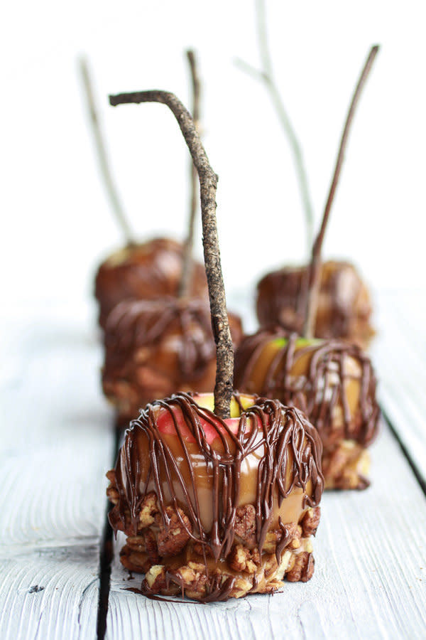 <strong>Get the <a href="http://www.halfbakedharvest.com/sweet-salty-bourbon-cinnamon-pecan-caramel-apples-chocolate-drizzle/" target="_blank">Sweet and Salty Bourbon Cinnamon Pecan Caramel Apples and Chocolate Drizzle recipe</a> from Half Baked Harvest</strong>