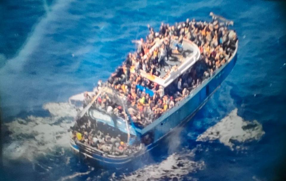 750 personas en una huida desesperada de la pobreza y el desplazamiento de la guerra y que se hallaba en la zona griega de búsqueda y rescate.(Foto: Handout/Hellenic Coast Guard via Getty Images)