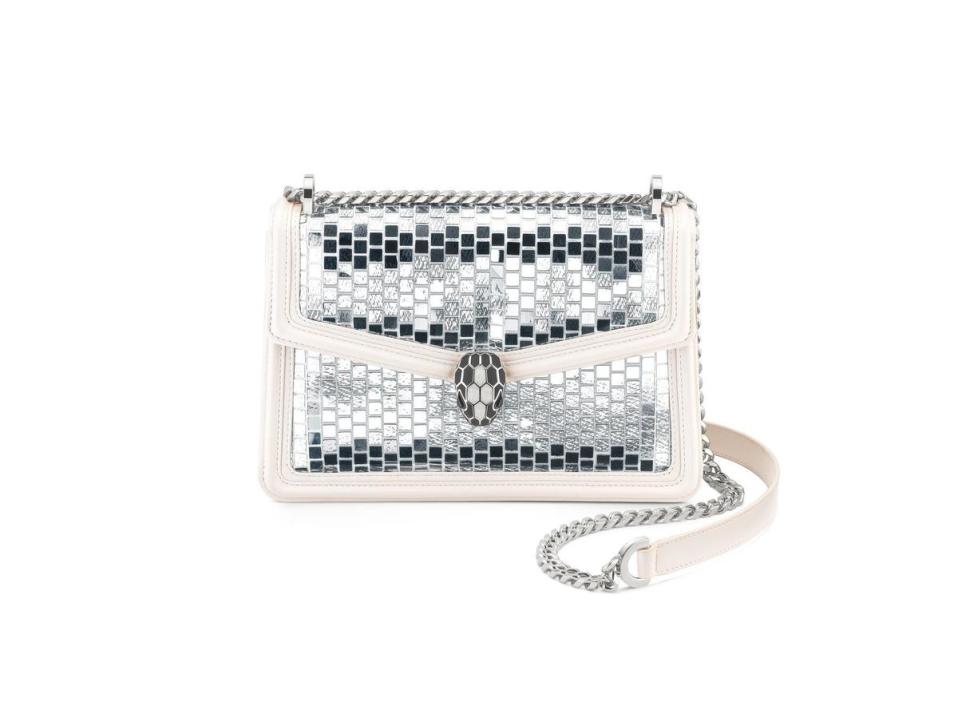 Serpenti Diamond Blast淨白瑪瑙色小牛皮肩背包。NT$112,600（寶格麗提供）