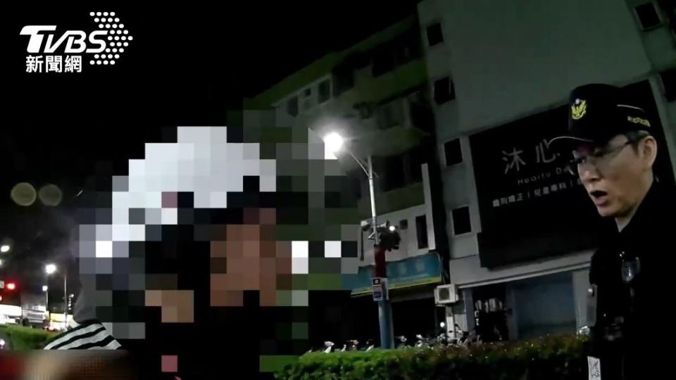 無照駕駛的陳男被警方攔下盤查，雙方當街爆發爭執。（圖／TVBS）