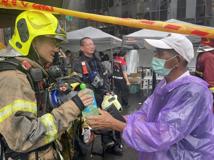 物資供應撫慰關懷　高雄惡火釀死傷慈濟志工協助