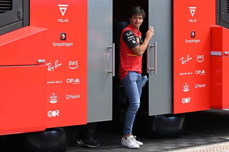 Carlos Sainz Jr. y el motorhome que Ferrari alistó para el madrileño en el circuito de Montmeló; el español busca su primer triunfo en la Fórmula 1 y convertirse en el segundo piloto de su país en ganar en casa