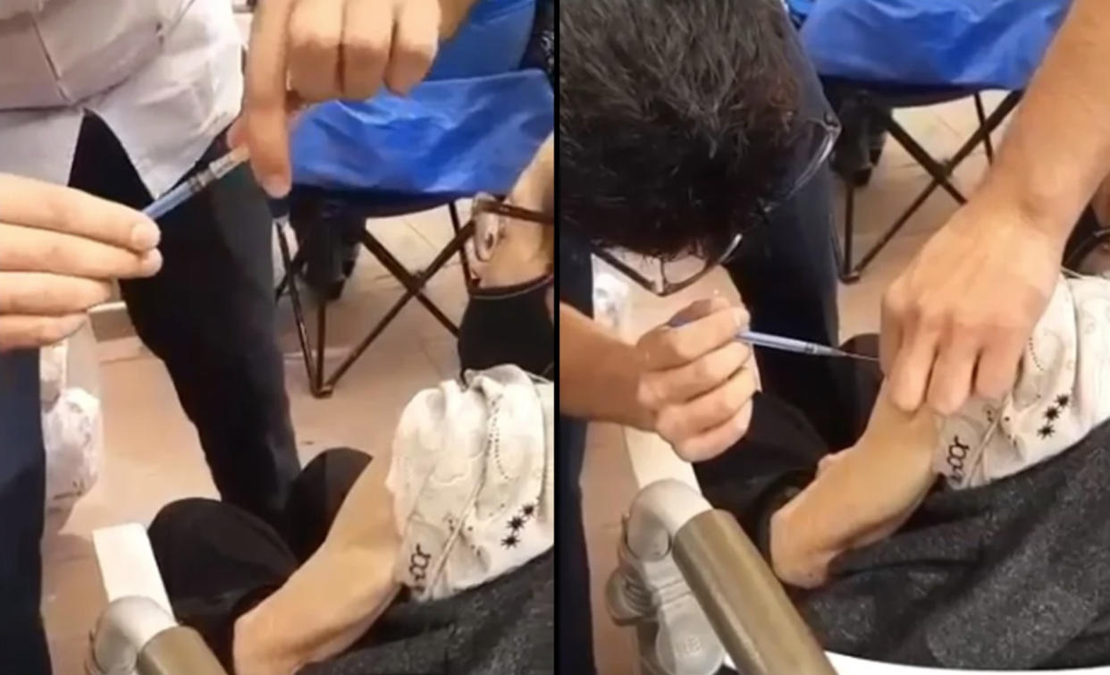 Captura de video del momento en que un voluntario de vacunación usa una jeringa vacía en Cajeme, Sonora. 