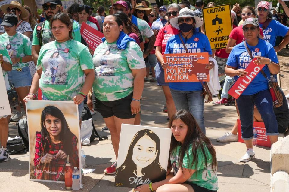 Familias de Uvalde y miembros de la comunidad realizan una protesta en la capital de Texas el sábado (Xinhua/Shutterstock)