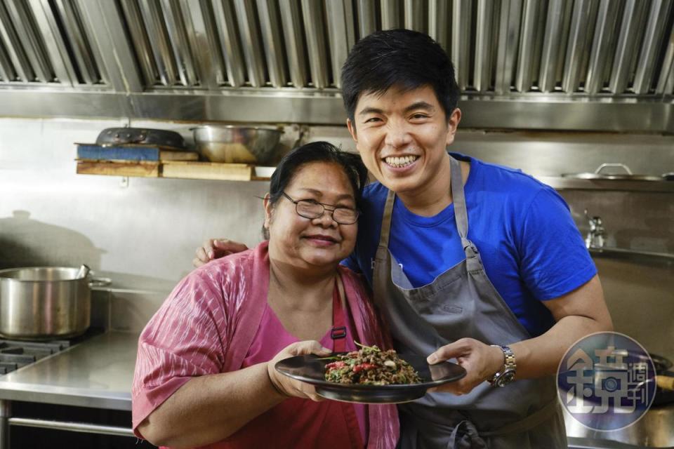 泰國名廚Thitid Tassanakajohn（右）創立的「baan」餐廳，由奶媽（左）負責掌杓，她每2個月會造訪台北店一次，確認口味一致性。