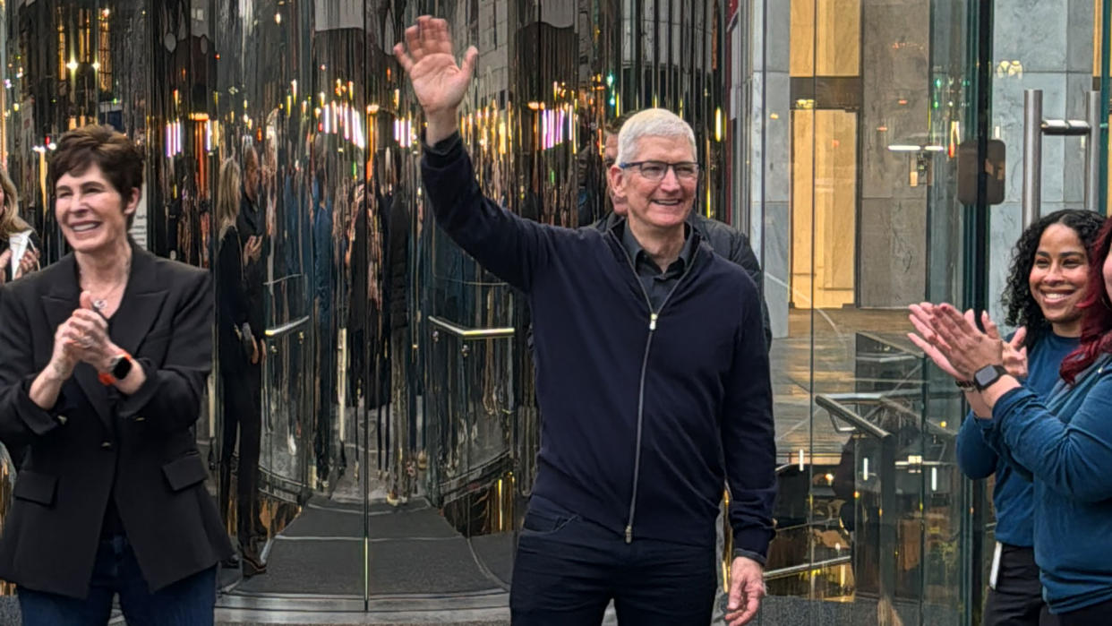  Apple Store Vision Pro Launch with Tim Cook. 