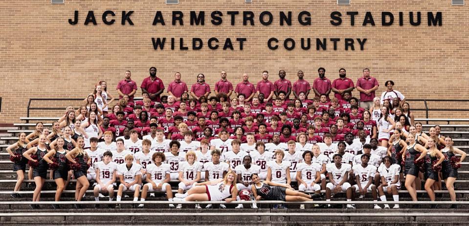 The Oak Ridge Wildcats' 2022-23 football team, coaches and the cheerleading squad.