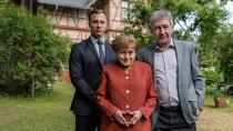 Ruhestand? Von wegen. In "Miss Merkel" beweist die ehemalige Kanzlerin kriminalistischen Spürsinn! Zusammen mit ihrem Ehemann (Thorsten Merten) und Personenschützer Mike (Tim Kalkhof) ermittelt sie in Klein-Freudenstadt in der Uckermark, als ein Schlossherr unter mysteriösen Umständen stirbt. Für Angela ist schnell klar: Es war Mord! RTL hat die Komödie jüngst abgedreht, ein Ausstrahlungstermin steht noch nicht fest. In der Hauptrolle: Katharina Thalbach. (Bild: RTL / Maor Waisburd Photography)