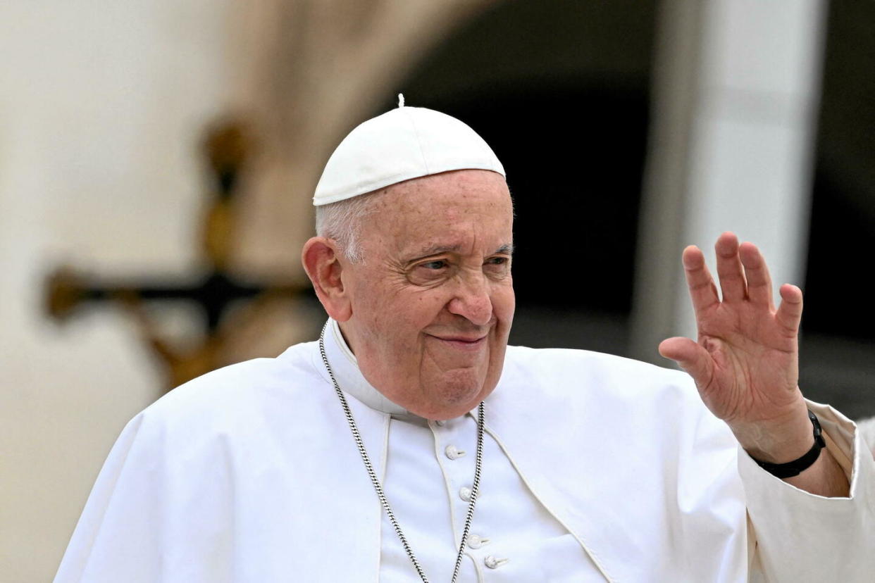 Le pape François est attendu à Marseille en fin de journée, où il sera accueilli par Élisabeth Borne.   - Credit:ANDREAS SOLARO / AFP