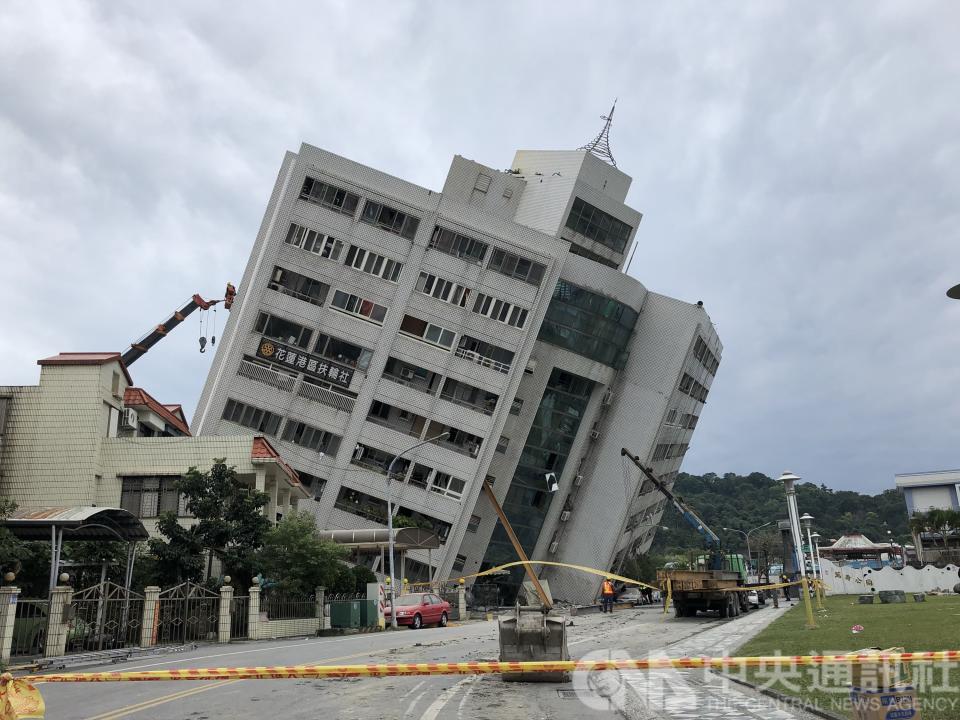 花蓮縣6日晚間11時50分發生芮氏規模6.0強震，雲門翠堤大樓嚴重傾斜。(中央社)