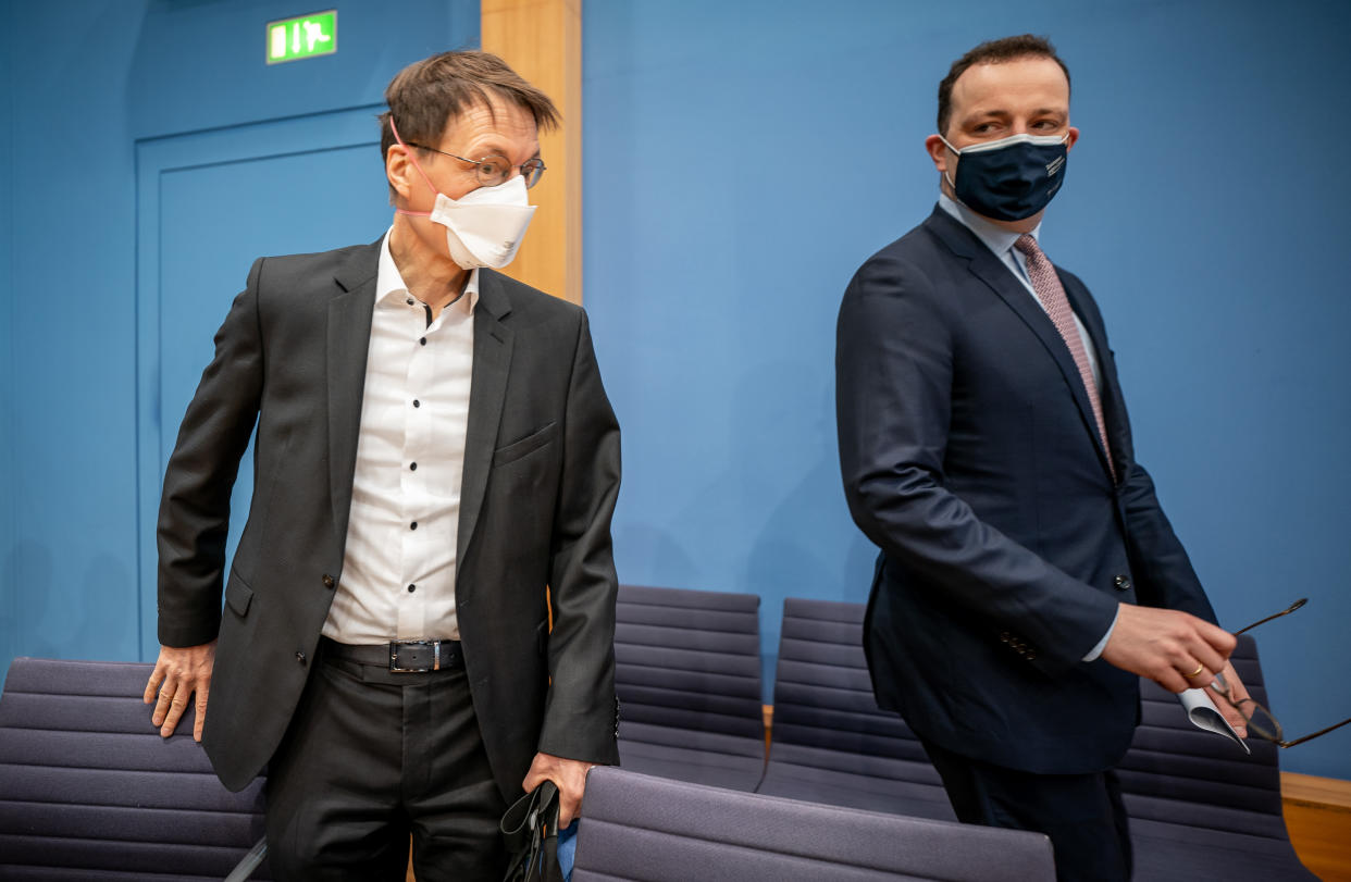 Jens Spahn und Karl Lauterbach vor der Pressekonferenz (Bild: Michael Kappeler/dpa)