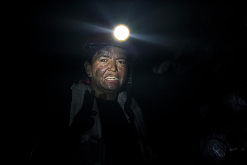 Janeth Paez, de 45 años, que se dedica a la extracción de esmeraldas, en el interior de un túnel de una mina informal, cerca de la localidad de Coscuez, Colombia, el 28 de febrero de 2024. En el interior de la montaña, donde el calor es tan intenso que provoca náuseas, las mujeres empuñan martillos industriales con los que taladran las rocas en busca de algo verde que brille. (AP Foto/Fernando Vergara)