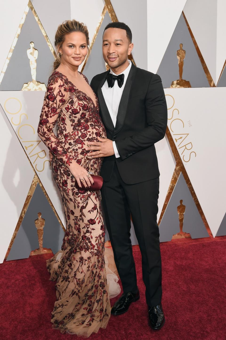 <p>16. Chrissy Teigen revolucionó la moda de embarazo con este exquisito vestido Marchesa para la ceremonia de los Oscar. Getty </p>