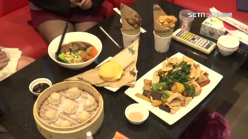 KTV餐點豐富，被網友說是被KTV耽誤的24小時美食餐廳。