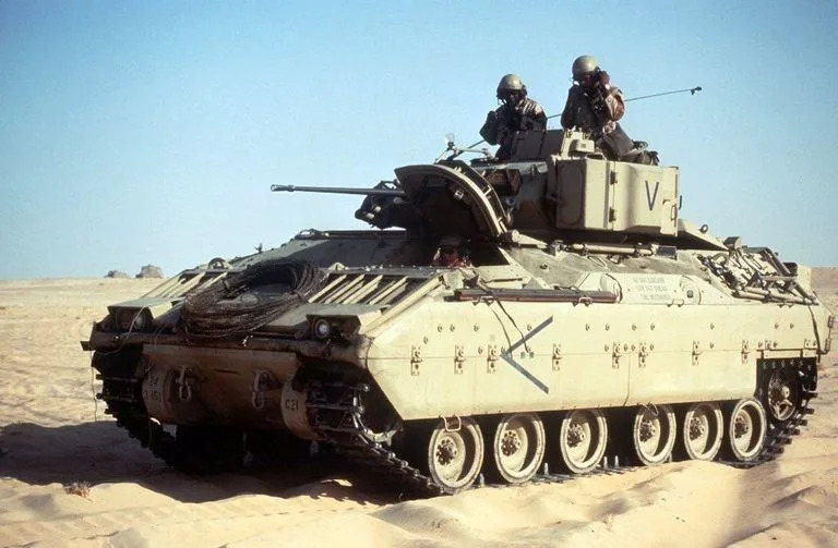 El blindado Bradley posee un arma de alto calibre pero no de la misma dimensi&#xf3;n que un tanque convencional