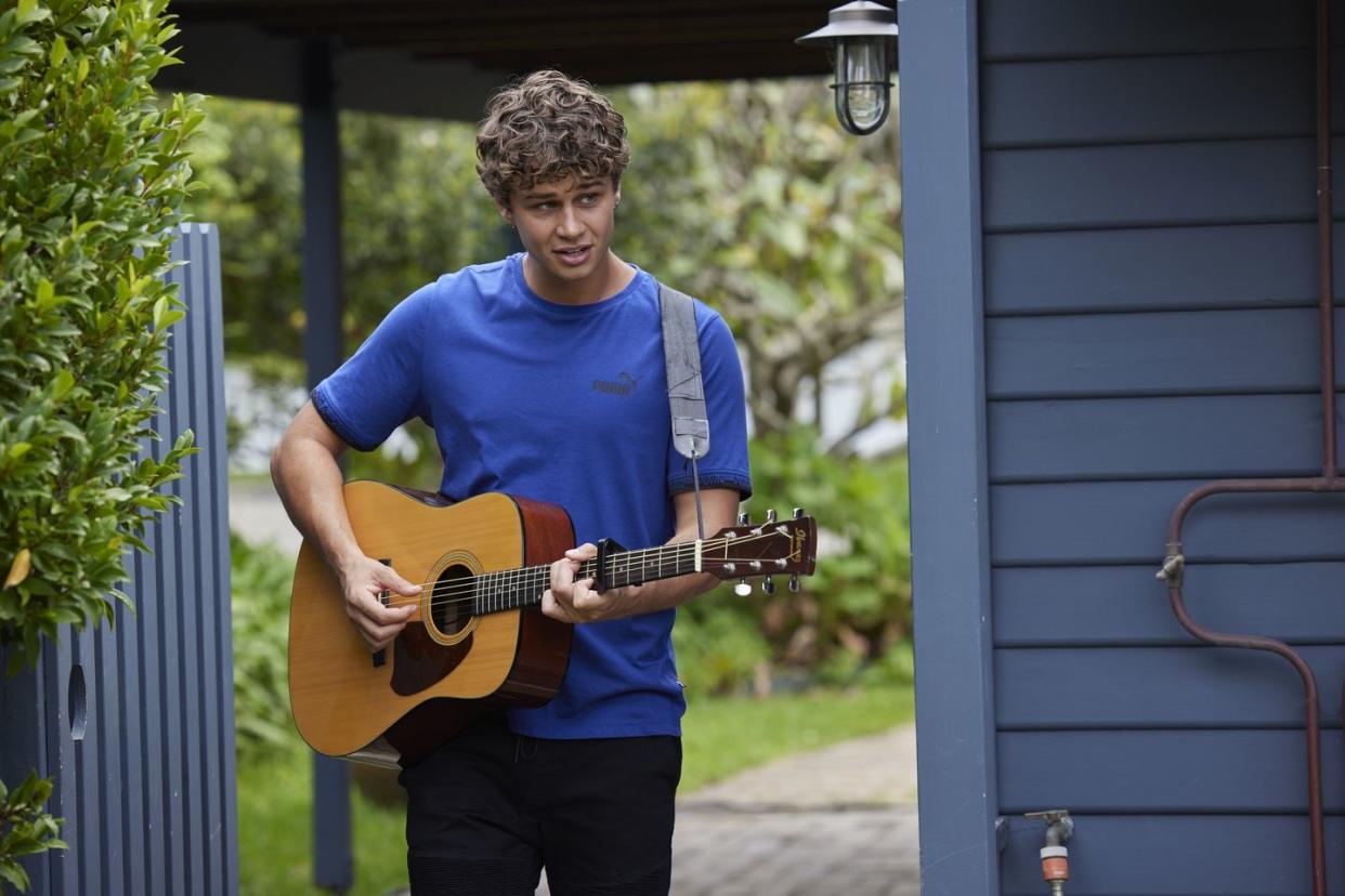 embargo 19092022 theo poulos serenades kirby aramoana in home and away