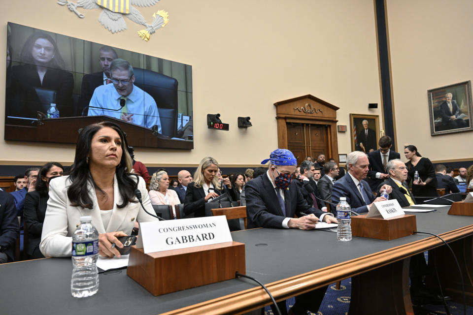 Linda Yaccarino, directora ejecutiva de X, con Mark Zuckerberg de Facebook, a la derecha, y líderes de las principales plataformas de redes sociales durante una audiencia en el Congreso sobre la seguridad infantil en línea, en Washington, el 31 de enero de 2024. (Jason Andrew/The New York Times)