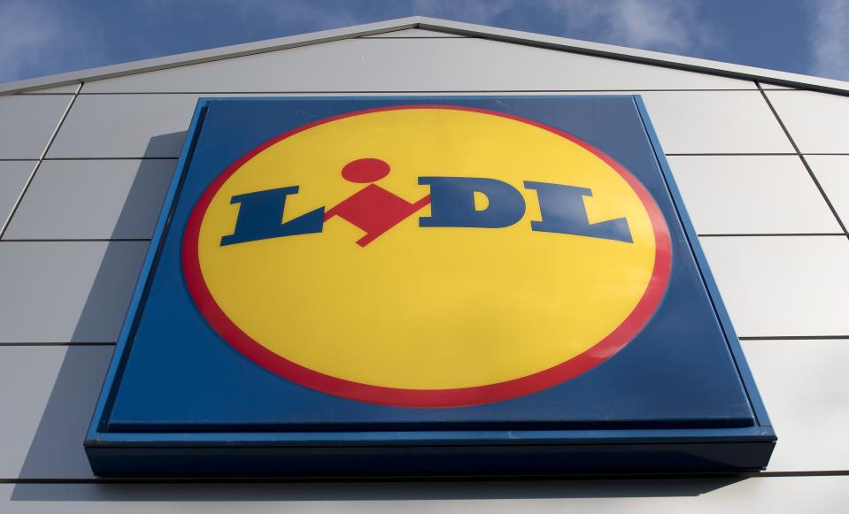 Der Discounter Lidl ruft in zwei Bundesländern einen Blätterteig wegen möglicher Verletzungsgefahr zurück. (Bild: Getty Images)