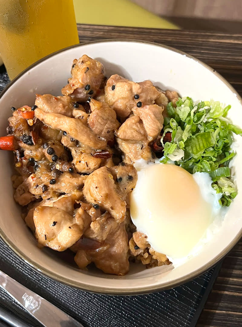 香麻辣子雞豚骨丼飯 ，圖片由赤釜豚骨丼飯專門店提供