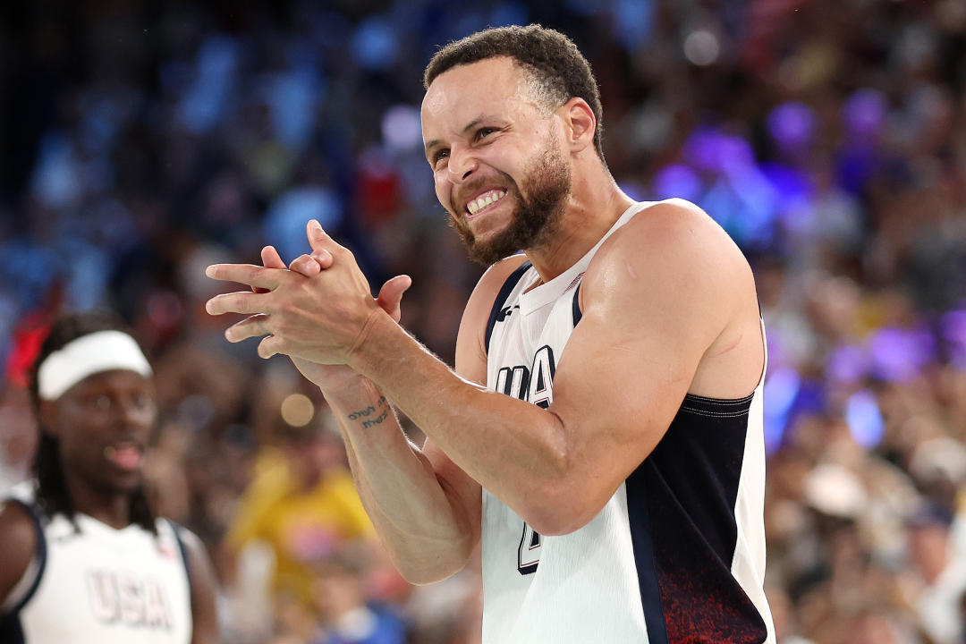 PARIS, PRANCIS - 08 AGUSTUS: Stephen Curry #4 dari Tim Amerika Serikat bereaksi setelah kemenangan timnya melawan Tim Serbia selama pertandingan semifinal bola basket putra antara Tim Amerika Serikat dan Tim Serbia pada hari ketiga belas Olimpiade Paris 2024 di Bercy Arena pada 08 Agustus 2024 di Paris, Prancis. (Foto oleh Ezra Shaw/Getty Images)