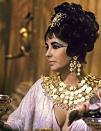 <p>Elizabeth Taylor verkörpert die ägyptische Legende mit einem derartigen Stolz, dass der Zuschauer nicht wegschalten kann. Wer also Lust auf eine Reise in die Zeit der Pharaonen und Götter hat, der sollte sich diesen Streifen unbedingt zu Gemüte führen. (Foto: ddp) </p>