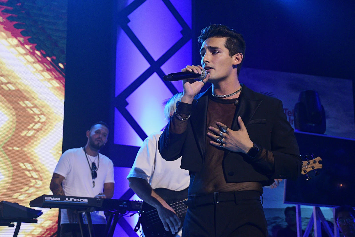 Emilio Osorio, actual concursante de 'La casa de los famosos', durante la presentación de la telenovela El amor invencible. El joven artista fue el encargado de interpretar el tema principal del melodrama que produjo su padre, Juan Osorio (Crédito: Jaime Nogales/Medios y Media/Getty Images).