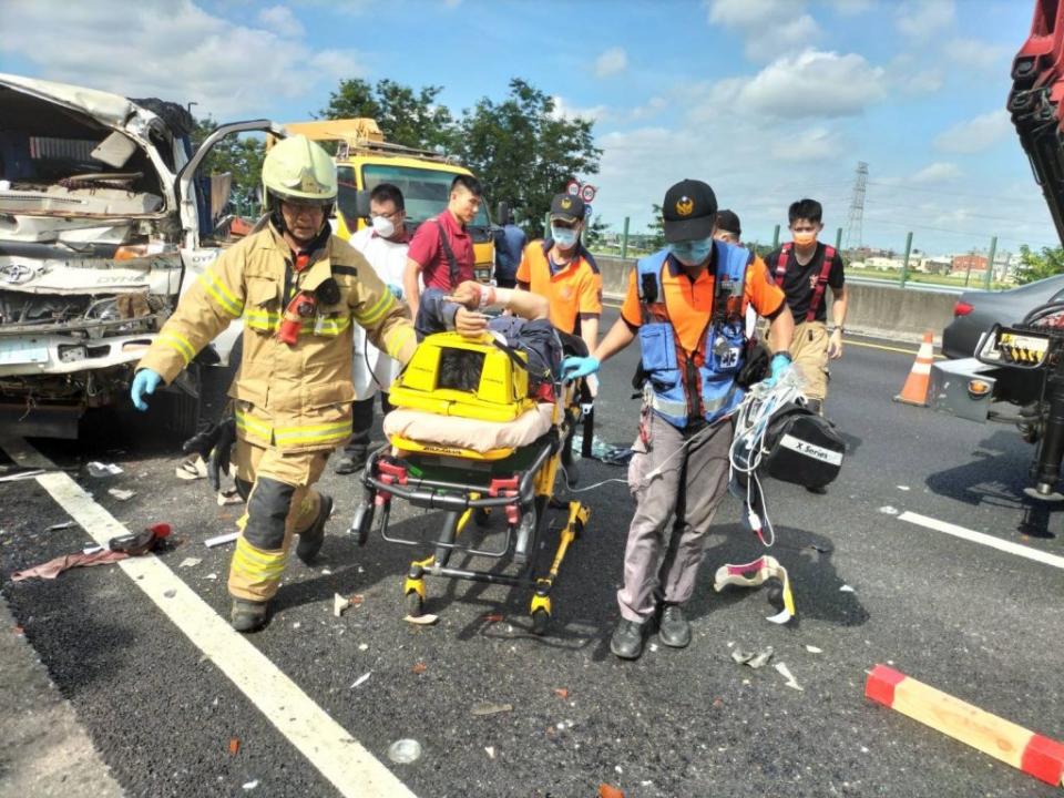 國道三號官田段發生五車事故，消防人員到場救人。(民眾提供)